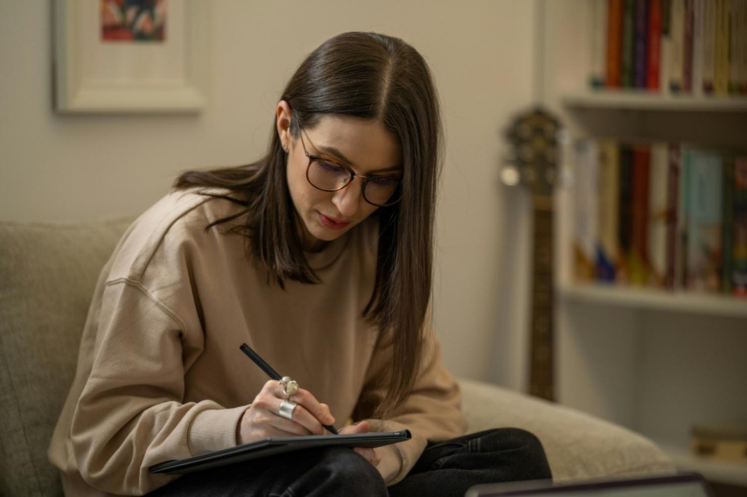 Consulente finanziario che analizza documenti con cliente in un ufficio moderno